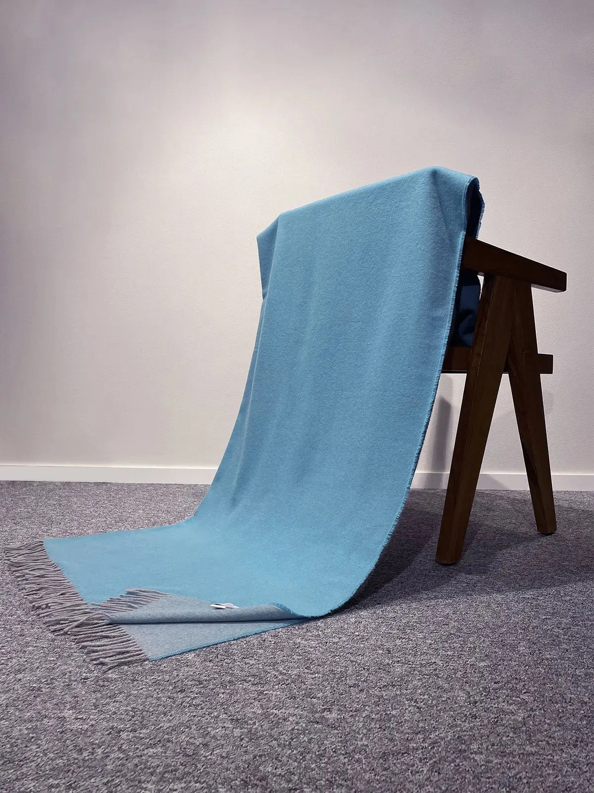 Cashmere blanket in light blue/light grey tones