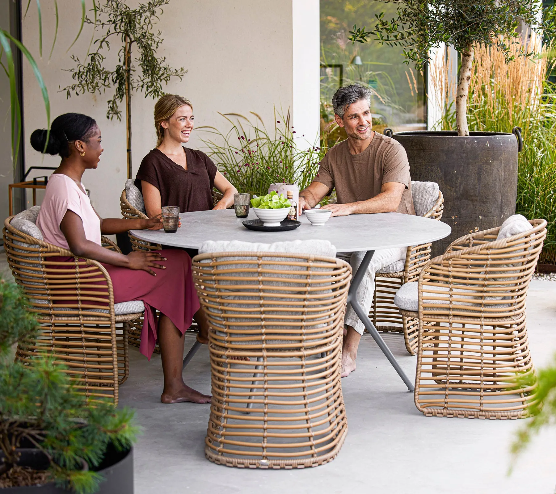 Joy dining table, dia. 144 cm (w/teak dia. 120 cm)