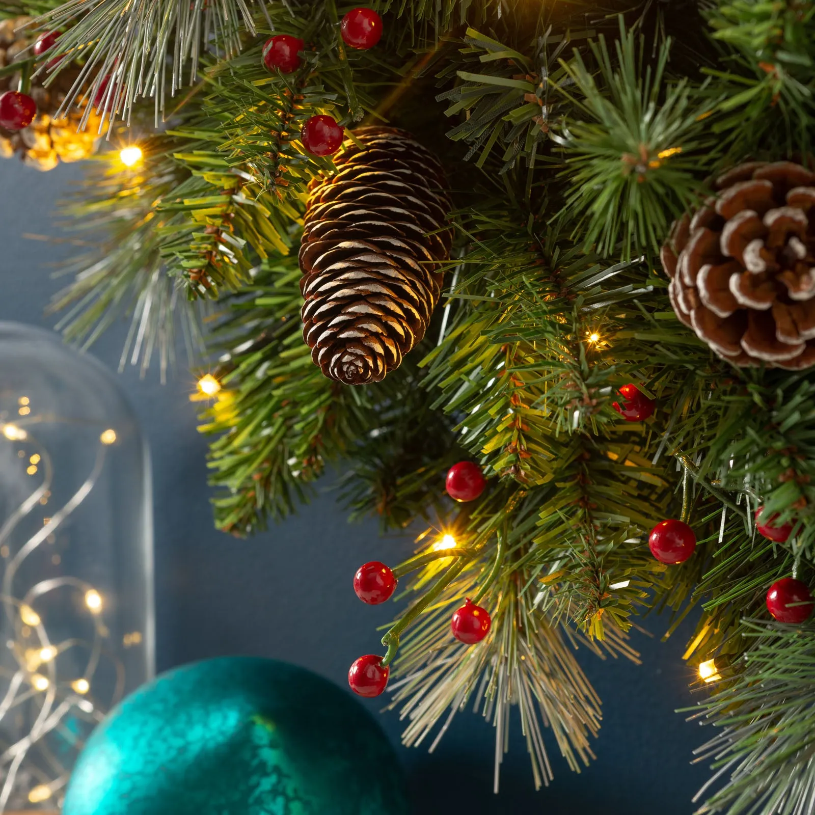 Pre-Lit Frosted Wreath, Pinecones & Berries, 60 cm